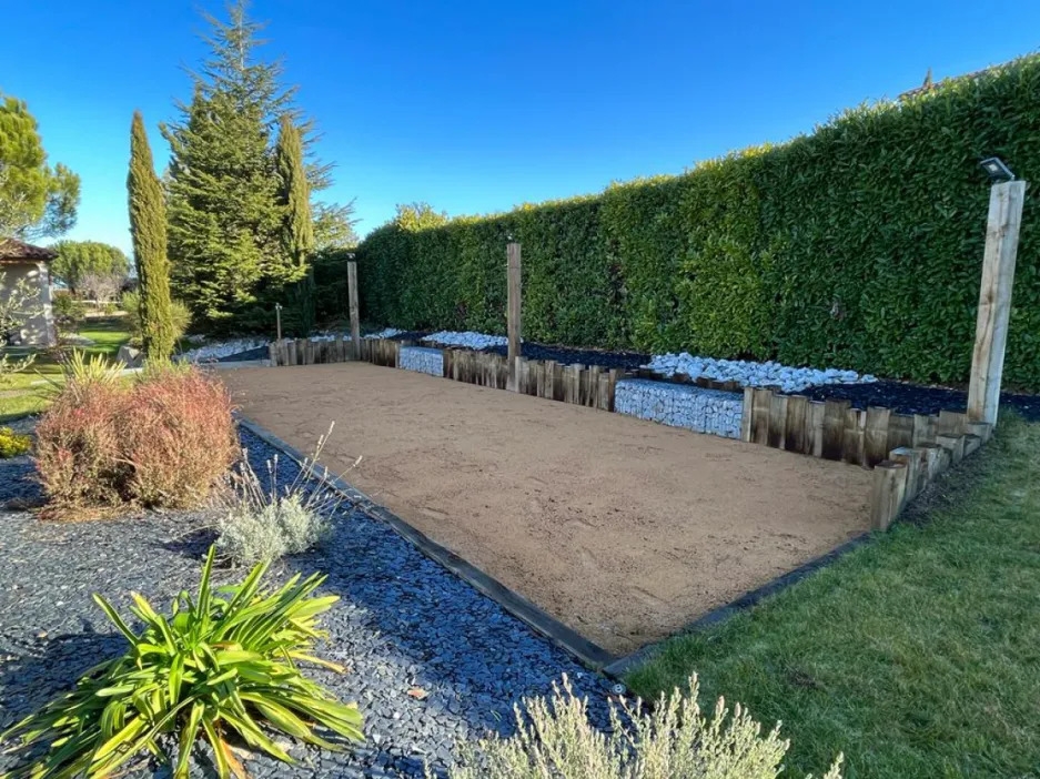 Terrain de pétanque aménagé pour des jeux extérieurs conviviaux