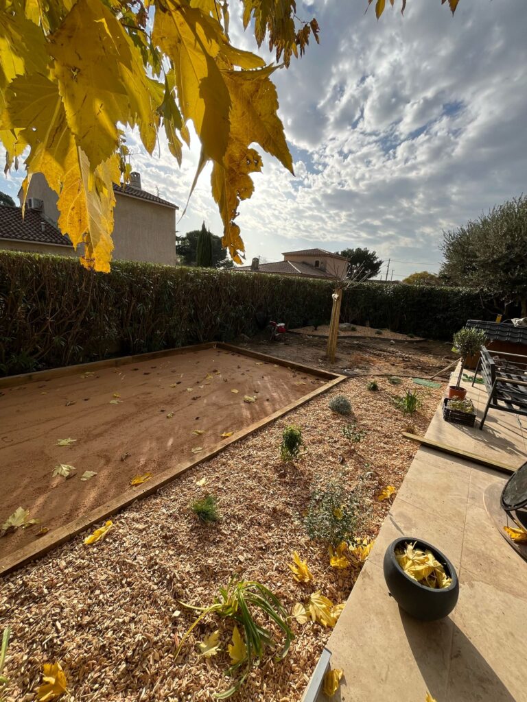 Création d'un terrain de pétanque aménagé dans un jardin extérieur