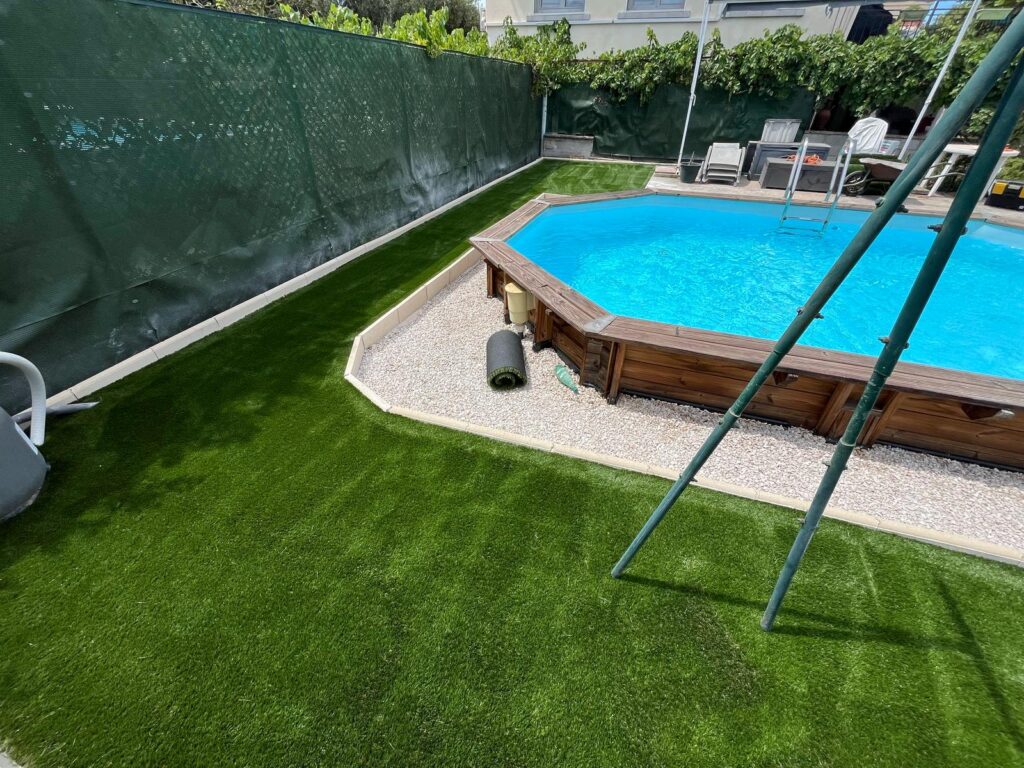 Pose de gazon synthétique pour un jardin verdoyant et facile d'entretien