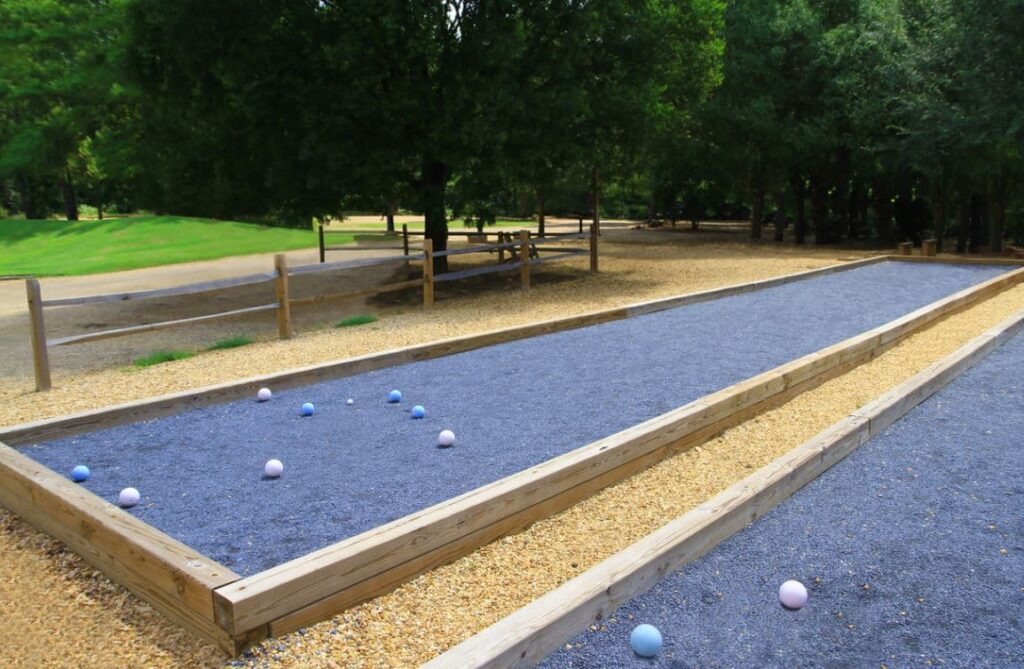 Terrain de pétanque aménagé pour des jeux extérieurs conviviaux