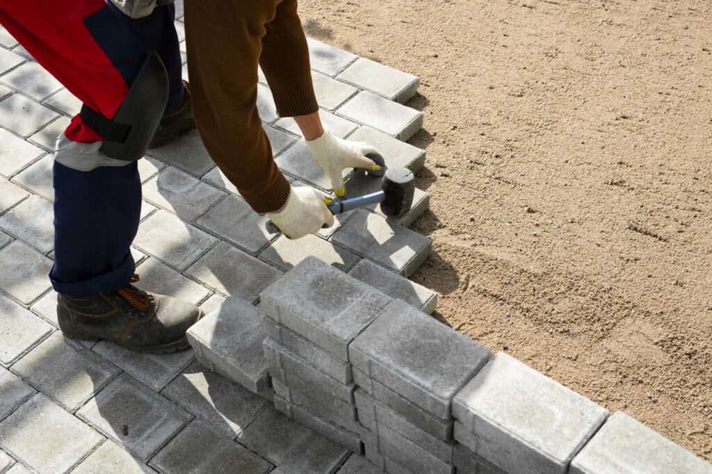 Réalisation de murets décoratifs en pierre pour jardin