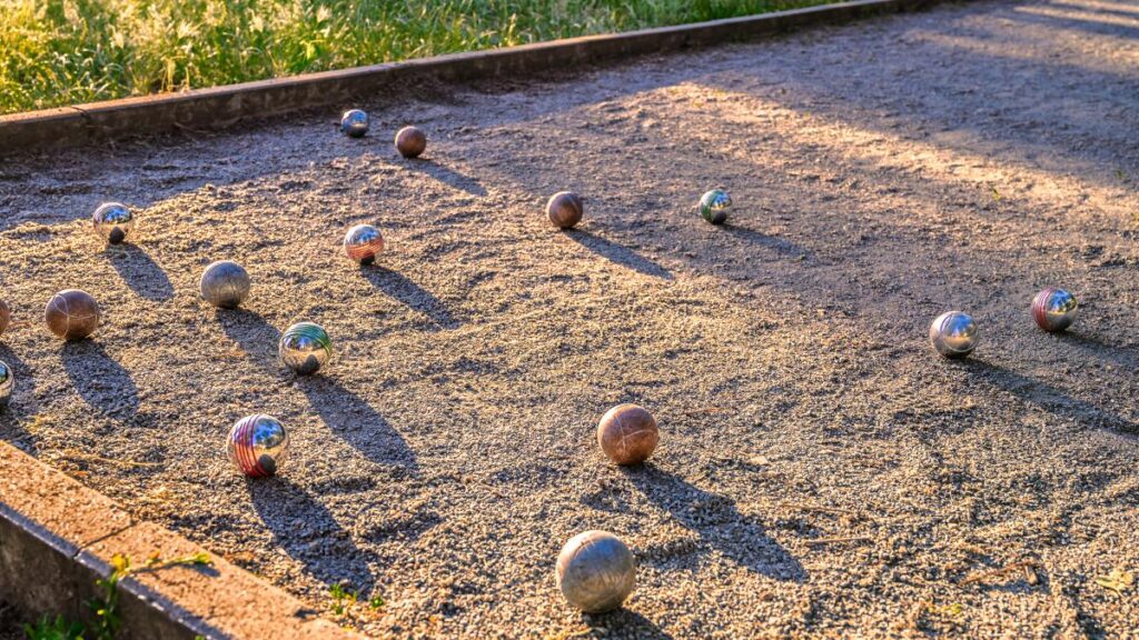 Terrain de pétanque aménagé pour des jeux extérieurs conviviaux