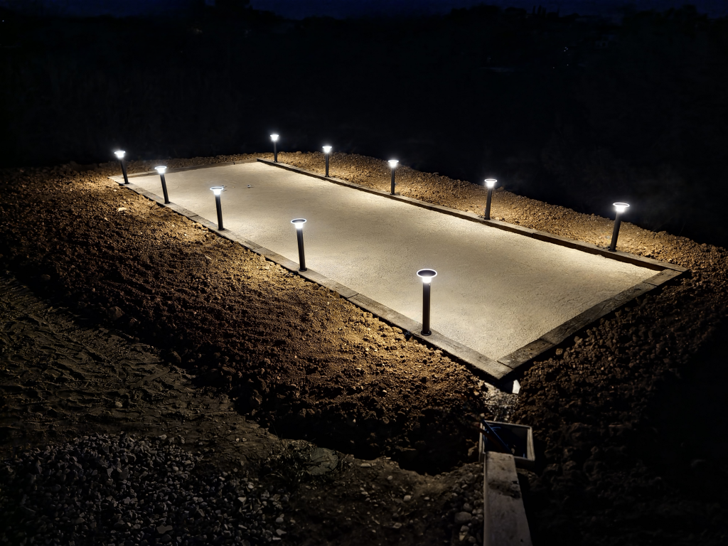 Terrain de pétanque avec éclairage lumineux LED solaire pour jouer la nuit